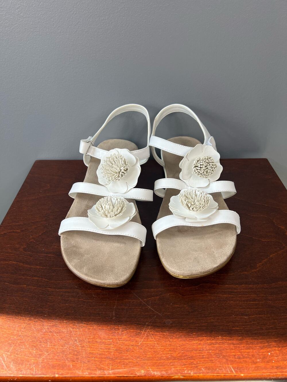 Easy Spirit White and Tan Floral leather strappy sandals